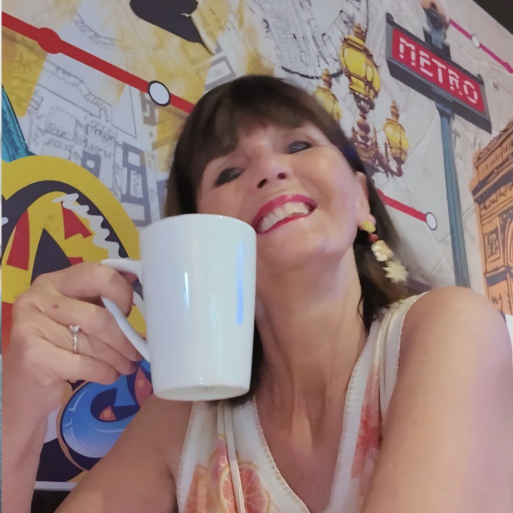 Laurence Flez-Renaudin une tasse à la main dans un environnement parisien