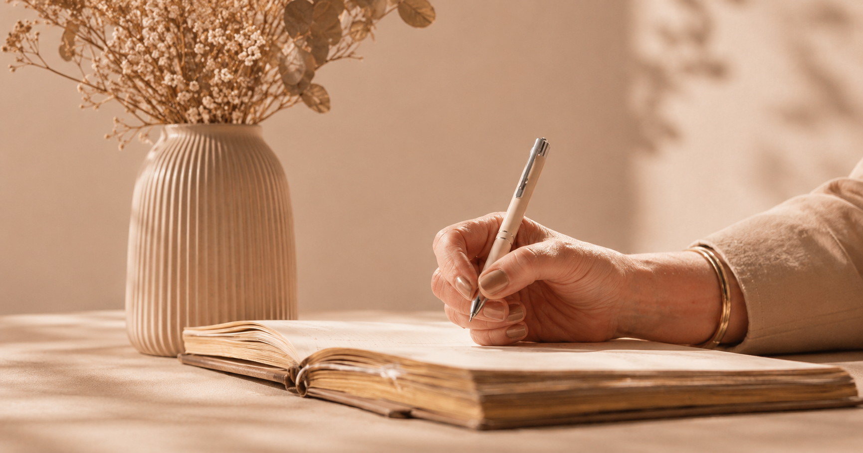 Personne écrivant dans un carnet ouvert, symbole de l'écriture d'un livre à partir de son vécu.